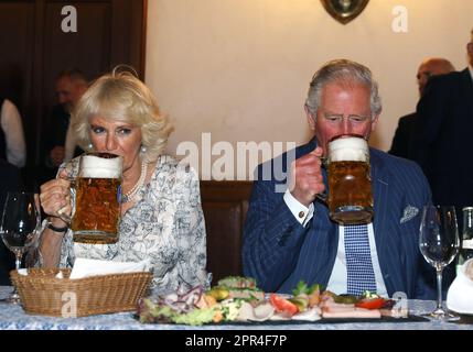 Photo du dossier datée du 09/05/19, du Prince de Galles et de la Duchesse de Cornouailles, prenant un verre de bière steins lors d'une visite dans une salle de danse traditionnelle et dans la hofbrauhaus (salle de bière) à Munich, en Allemagne. Date de publication : mercredi 26 avril 2023. Banque D'Images