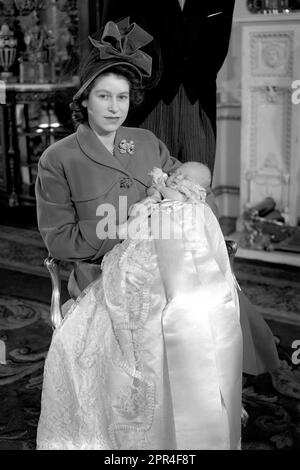 Photo du dossier datée du 15/12/48 de la princesse Elizabeth tenant son fils nourrisson, le prince Charles, après sa cérémonie de baptême au palais de Buckingham. Date de publication : mercredi 26 avril 2023. Banque D'Images