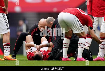 Photo du dossier datée du 23/04/2023 de Bruno Fernandes de Manchester United recevant un traitement pour une blessure. Erik Ten Hag a apaisé les inquiétudes que Bruno Fernandes a subi une blessure grave et a même suggéré que le milieu de terrain de Manchester United ait une chance de faire face à Tottenham jeudi. Date de publication : mercredi 26 avril 2023. Banque D'Images