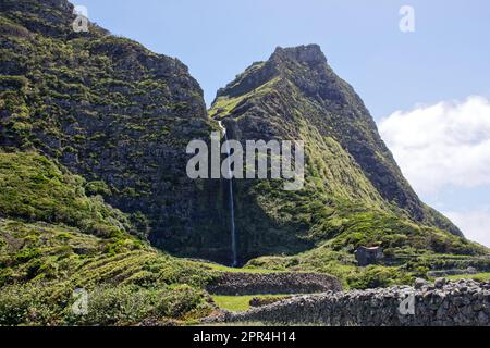 Cascade de Cascata do Poço do Bacalhau sur l'île de Flores, Açores, Portugal Banque D'Images