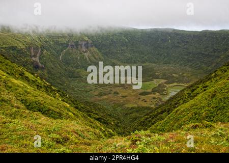 Vue panoramique depuis le bord de Caldeira de Faial, Açores, Portugal Banque D'Images