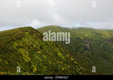 Vue panoramique depuis le bord de Caldeira de Faial, Açores, Portugal Banque D'Images