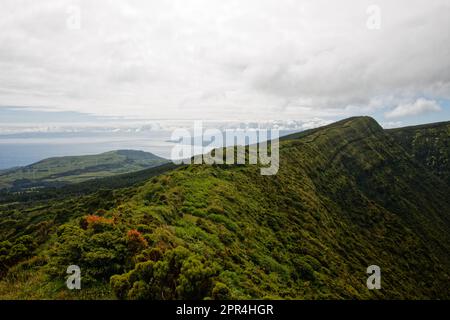 Vue panoramique depuis le bord de Caldeira de Faial, Açores, Portugal Banque D'Images