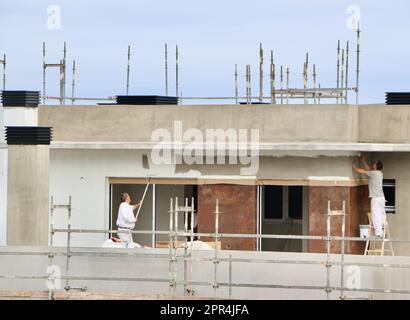 Peintres travaillant sur un bloc de béton nouvellement construit d'appartements Santander Cantabria Espagne Banque D'Images