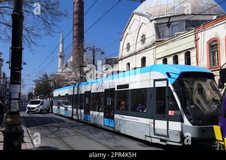 ISTANBUL, TURQUIE - 25 MARS 2023 : ligne de tramway électrique de transport en commun T1 dans le quartier de Cemberlitas à Istanbul, Turquie. Banque D'Images