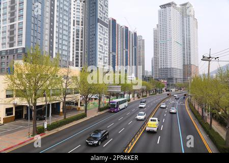 BUSAN, CORÉE DU SUD - 30 MARS 2023 : circulation routière dans le quartier résidentiel de Dongnae-gu à Busan. Banque D'Images