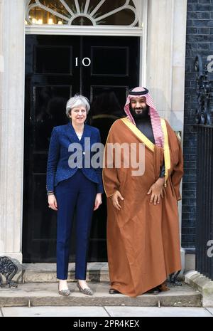 La première ministre britannique Theresa May salue le prince héritier saoudien Mohammed ben Salman au numéro 10 Downing Street à Londres. Banque D'Images