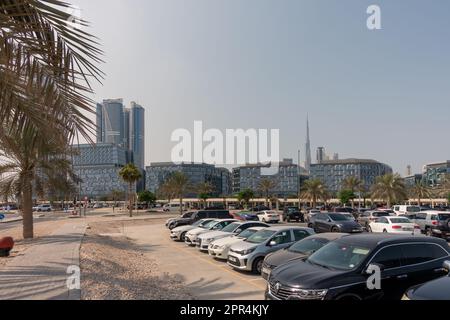 Dubaï, Émirats arabes Unis - 7th novembre 2022 : vue sur les immeubles de bureaux modernes du quartier design de dubaï depuis son parking. Banque D'Images