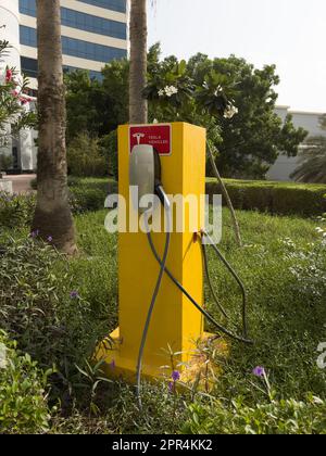 Fujairah, Émirats arabes Unis - 19th novembre 2021 : une station de charge tesla pour les clients séjournant dans le complexe cinq étoiles. Banque D'Images