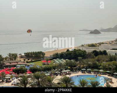 Fujairah, Émirats Arabes Unis - 19th novembre 2021 : belle vue sur la piscine et l'océan depuis le balcon d'un complexe 5 étoiles. Banque D'Images
