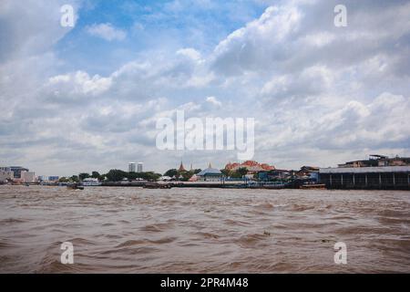 Jetée dans la rivière Chao Phraya à Bangkok en Thaïlande Banque D'Images