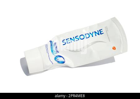 Ho Chi Minh ville, Vietnam - 25 avril 2023: Tube de dentifrice émiettant utilisé avec logo Sensodyne isolé sur blanc. Vider l'emballage du produit d'hygiène bucco-dentaire Banque D'Images