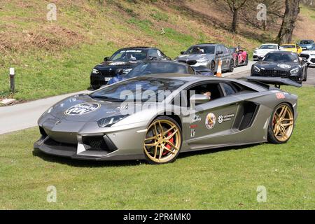 Gray Lamborghini Aventador sur le UK Cannon Run, commercialisé comme « l'expérience de conduite de vacances la plus importante en Europe ». Powys, pays de Galles Banque D'Images