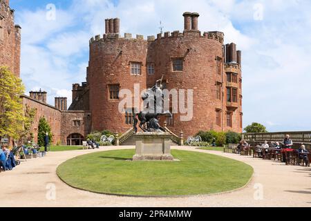 Personnes dans la cour extérieure du château de Powis, une forteresse médiévale, avec la statue de la renommée, donjon et tours de tambour à l'ouest, Powys, pays de Galles Banque D'Images