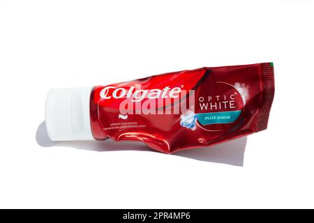 Ho Chi Minh ville, Vietnam - 25 avril 2023: Tube de dentifrice émiettant utilisé avec logo Colgate isolé sur blanc. Vider l'emballage du produit d'hygiène bucco-dentaire de Banque D'Images