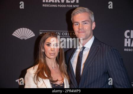 New York, New York, États-Unis. 25th avril 2023. (NOUVEAU) City Harvest présente le Gala anniversaire 40th : Maison de la récolte. 25 avril 2023, New York, New York, Etats-Unis: Emilia Bechakis et Ryan Serhant assistent à la cérémonie de la récolte de la ville de New York, qui présente le Gala anniversaire 40th: House of Harvest à Cipriani 42nd Street sur 25 avril 2023 à New York. (Credit image: © M10s/TheNEWS2 via ZUMA Press Wire) USAGE ÉDITORIAL SEULEMENT! Non destiné À un usage commercial ! Banque D'Images