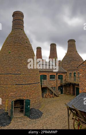 Le musée de la poterie de Gladstone avec ses fours à bouteilles à Longton, Stoke-on-Trent, dans le Staffordshire, en Angleterre. Banque D'Images