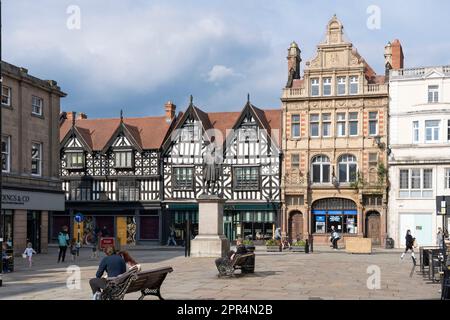 La place de Shrewsbury, avec la statue en bronze de Robert Clive et des bâtiments classés en pierre et en bois encadrés sur la rue High adjacente. Angleterre, Royaume-Uni Banque D'Images