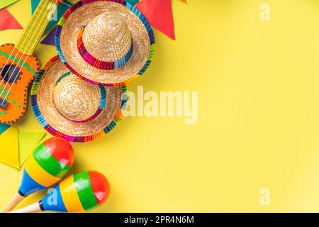 Vacances au Cinco de Mayo mexicain avec cactus mexicains, guitares, chapeau de sombrero, maracas, plat jaune vif avec traditionnel Cinco de Mayo déc Banque D'Images