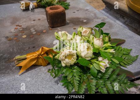 Dans le temple thaïlandais, des fleurs de lotus sont placées sur l'autel. Pour montrer du respect Banque D'Images