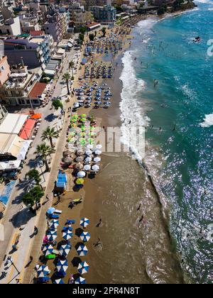 Vue aérienne d'une plage animée dans la station balnéaire populaire de Nea Chora à Chania, Crète (Grèce) Banque D'Images