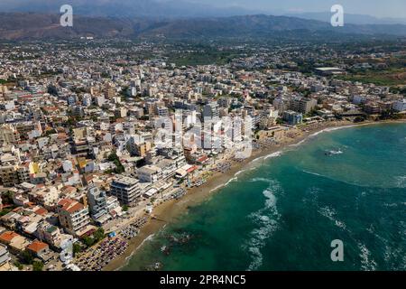 Vue aérienne d'une plage animée dans la station balnéaire populaire de Nea Chora à Chania, Crète (Grèce) Banque D'Images
