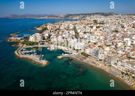 Vue aérienne d'une plage animée dans la station balnéaire populaire de Nea Chora à Chania, Crète (Grèce) Banque D'Images