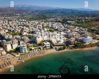 Vue aérienne sur la plage et la mer de Nea Chora dans la ville crétoise de Chania, Grèce Banque D'Images