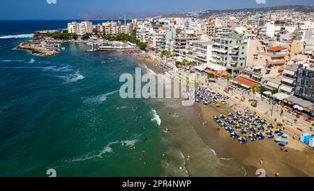 Vue aérienne d'une plage animée dans la station balnéaire populaire de Nea Chora à Chania, Crète (Grèce) Banque D'Images