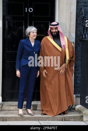 Londres, Royaume-Uni. 7th mars 2018. La première ministre britannique Theresa May salue le prince héritier saoudien Mohammed ben Salman au numéro 10 Downing Street à Londres. (Credit image: © Fred Duval/SOPA Images via ZUMA Press Wire) USAGE ÉDITORIAL SEULEMENT! Non destiné À un usage commercial ! Banque D'Images