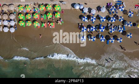 Vue aérienne de haut en bas d'une plage animée avec parasols (Nea Chora, Chania, Crète) Banque D'Images
