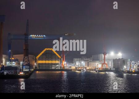 Le soir, le Navel Yard allemand s'éveille sur le canal de Kiel, Kiel, dans le nord de l'Allemagne. Banque D'Images