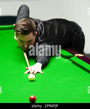 Jak Jones réagit au cours de son match contre Mark Allen (non représenté) le douze jour du Championnat du monde de Snooker de Cazoo au Crucible Theatre, Sheffield. Date de la photo: Mercredi 26 avril 2023. Banque D'Images