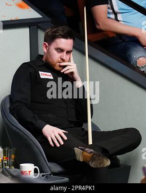 Jak Jones réagit au cours de son match contre Mark Allen (non représenté) le douze jour du Championnat du monde de Snooker de Cazoo au Crucible Theatre, Sheffield. Date de la photo: Mercredi 26 avril 2023. Banque D'Images