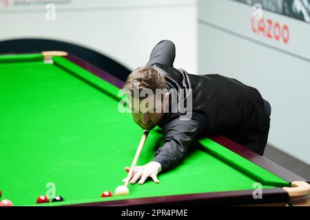 Jak Jones réagit au cours de son match contre Mark Allen (non représenté) le douze jour du Championnat du monde de Snooker de Cazoo au Crucible Theatre, Sheffield. Date de la photo: Mercredi 26 avril 2023. Banque D'Images