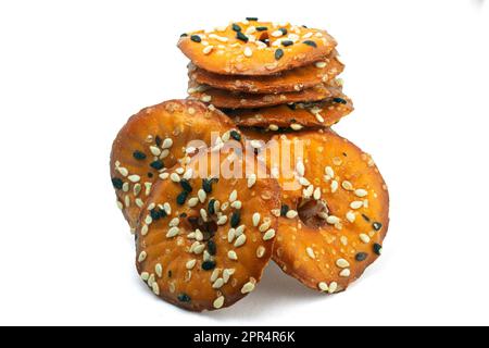 Bretzels ronds salés wtih noir et blanc sésame isolé sur fond blanc de haute qualité détails Banque D'Images