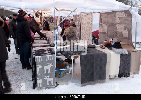 UMEA, SUÈDE, LE 08 DÉCEMBRE 2013. Marché de Noël pour l'artisanat. Les gens locaux dans le commerce. Personnes non identifiées. Éditorial Banque D'Images