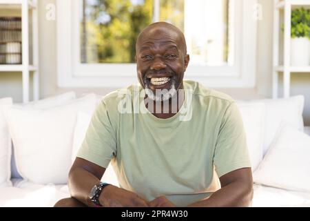 Portrait d'un homme afro-américain expérimenté heureux ayant un appel vidéo Banque D'Images