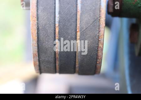 Pompe centrifuge entraînée par courroie avec courroie trapézoïdale attachée à ses arbres, vue rapprochée Banque D'Images