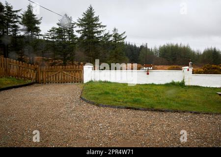la pluie tombe sur la fenêtre donnant sur une maison de vacances cottage dans le comté donegal république d'irlande Banque D'Images