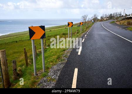 Virage dangereux avec dépôt à la mer sur la voie sauvage de l'atlantique R263 à l'extérieur du comté de killybegs donegal république d'irlande Banque D'Images