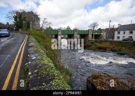 Pont de Tirchonaill sur la rivière eske dans la ville de donegal avec le château de donegal en arrière-plan et le château rue comté donegal république d'irlande Banque D'Images