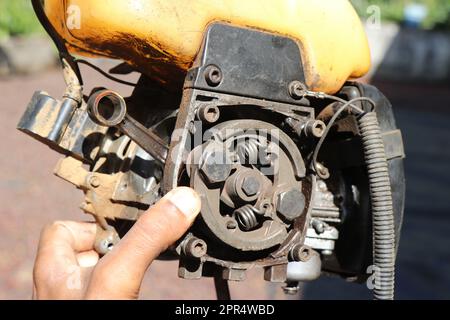 Le système d'embrayage d'une machine de coupe à brosse ou de coupe-herbe. Vue des pièces internes du moteur de coupe à brosse à essence Banque D'Images