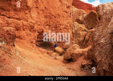 Relief érodé coloré des montagnes de l'Altaï dans un lieu touristique populaire appelé Mars, Chagan-Uzun, République de l'Altaï, Russie Banque D'Images