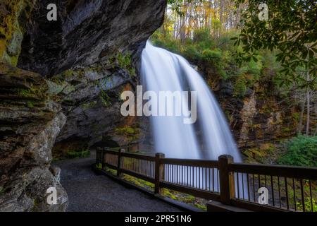 Printemps à Dry Falls sur la rivière Cullasaja sur une route panoramique entre Franklin et Highlands, Caroline du Nord, États-Unis Banque D'Images