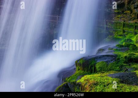 Printemps à Dry Falls sur la rivière Cullasaja sur une route panoramique entre Franklin et Highlands, Caroline du Nord, États-Unis Banque D'Images