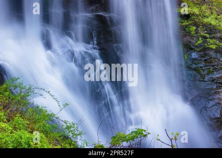 Printemps à Dry Falls sur la rivière Cullasaja sur une route panoramique entre Franklin et Highlands, Caroline du Nord, États-Unis Banque D'Images