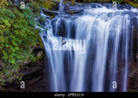 Printemps à Dry Falls sur la rivière Cullasaja sur une route panoramique entre Franklin et Highlands, Caroline du Nord, États-Unis Banque D'Images