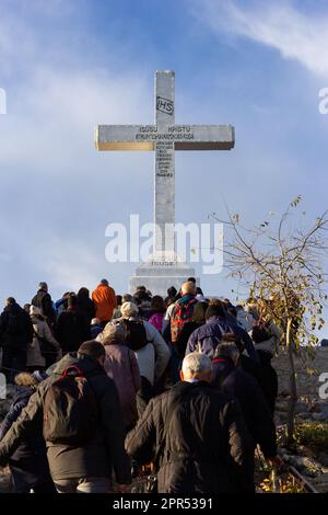 Pèlerins arrivant au sommet du mont Križevac à Medjugorje, en Bosnie-Herzégovine. Banque D'Images