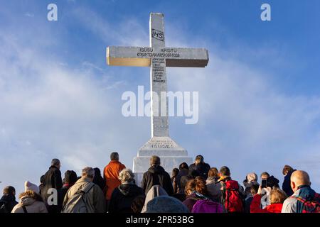 Pèlerins arrivant au sommet du mont Križevac à Medjugorje, en Bosnie-Herzégovine. Banque D'Images